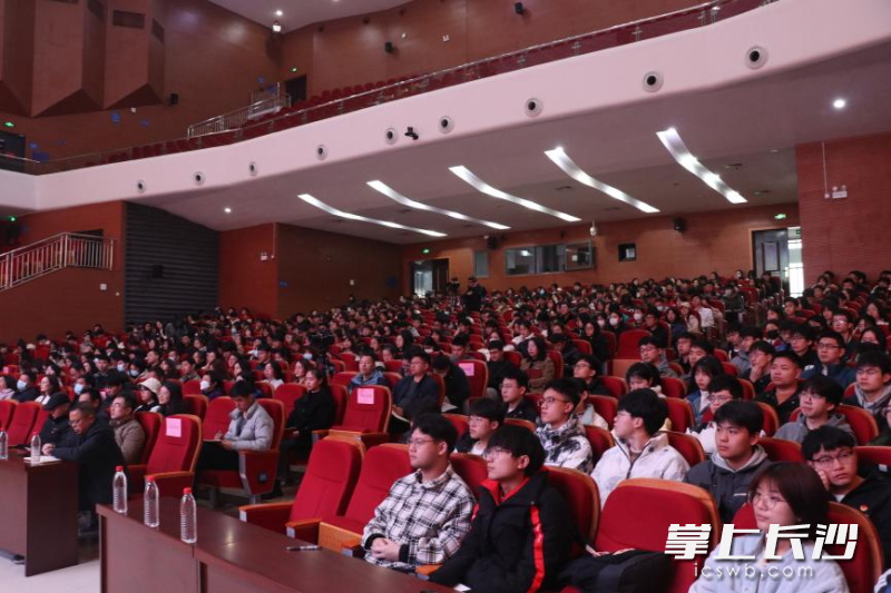 “一堂党课”湖南高校党建主题巡讲活动在长沙学院开讲。均为长沙晚报通讯员供图 “一堂党课”湖南高校党建主题巡讲活动在长沙学院开讲。均为长沙晚报通讯员供图