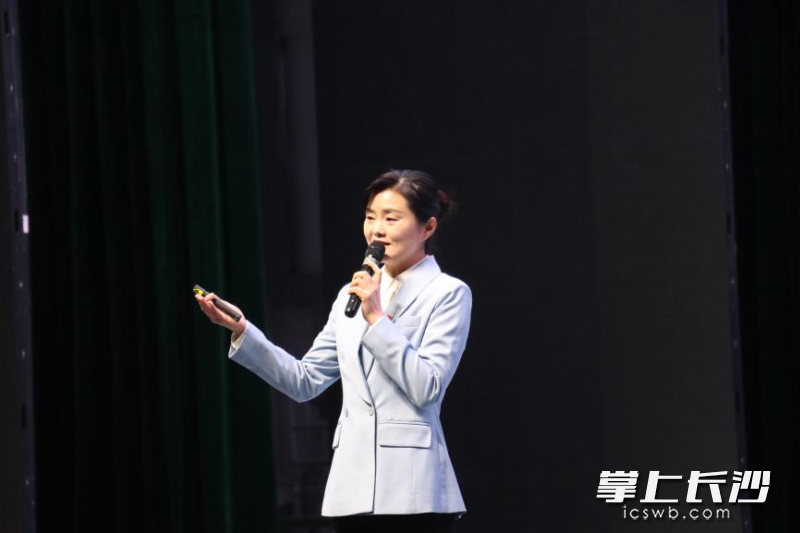 张颖以“以青春之名 书时代答卷”为主题开讲。 张颖以“以青春之名 书时代答卷”为主题开讲。