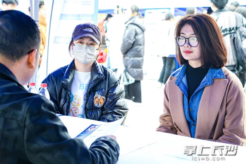 用人单位面谈应聘者。