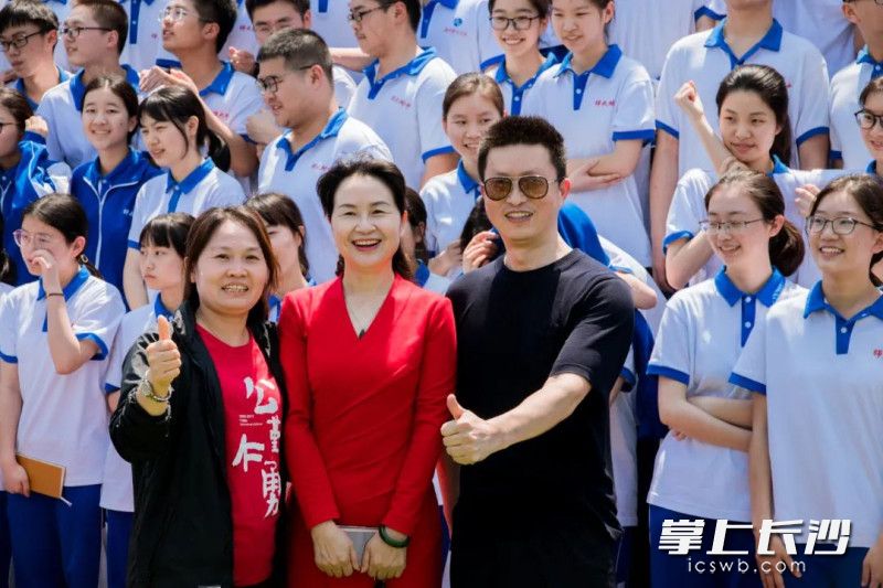 3月24日,全国五一巾帼标兵名单公布,湖南师大附中教师吴彩霞(第一排中)名列其中。 均为学校供图 3月24日,全国五一巾帼标兵名单公布,湖南师大附中教师吴彩霞(第一排中)名列其中。 均为学校供图