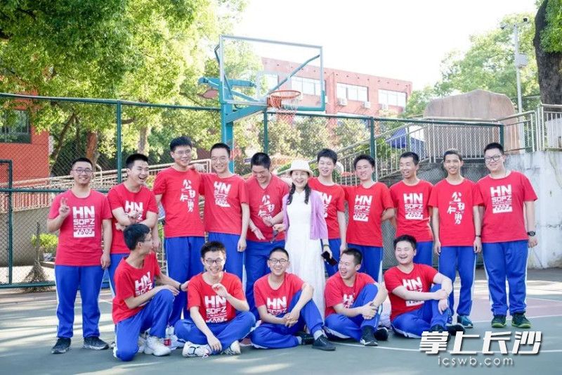 吴彩霞是学生眼中可爱的霞姐姐,慈爱的吴妈妈。 吴彩霞是学生眼中可爱的霞姐姐,慈爱的吴妈妈。