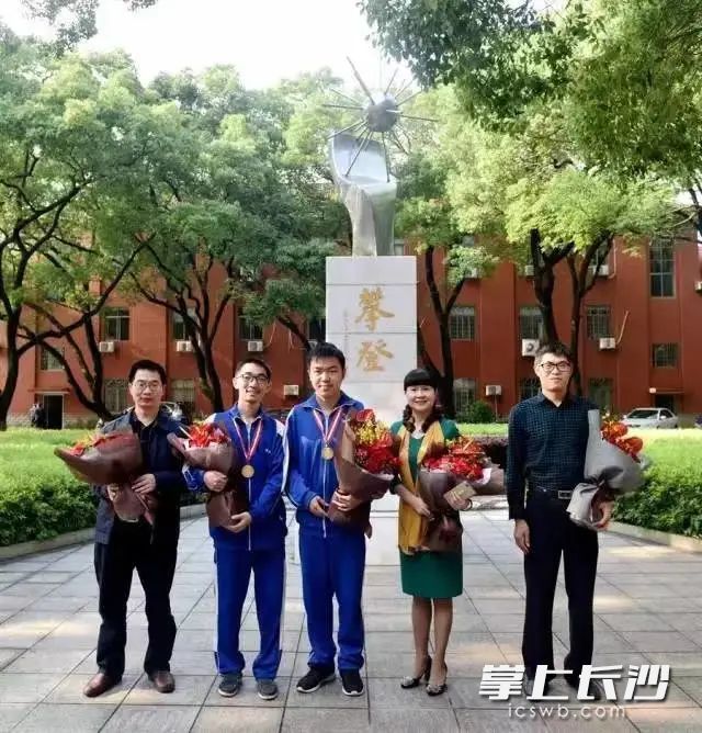 吴彩霞所带的学生中,200多人获得奥林匹克学科竞赛奖项。 吴彩霞所带的学生中,200多人获得奥林匹克学科竞赛奖项。