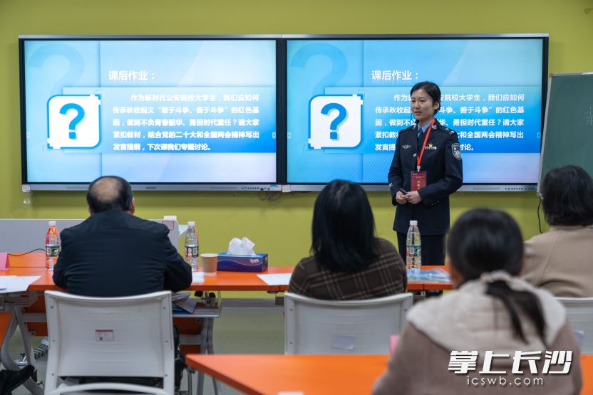 省内部分高校的骨干教师及长沙学院师生500余人现场观摩。