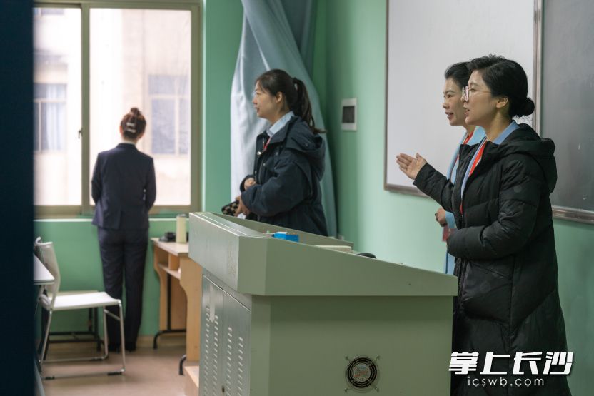 赛场外，选手们正在紧张备赛。