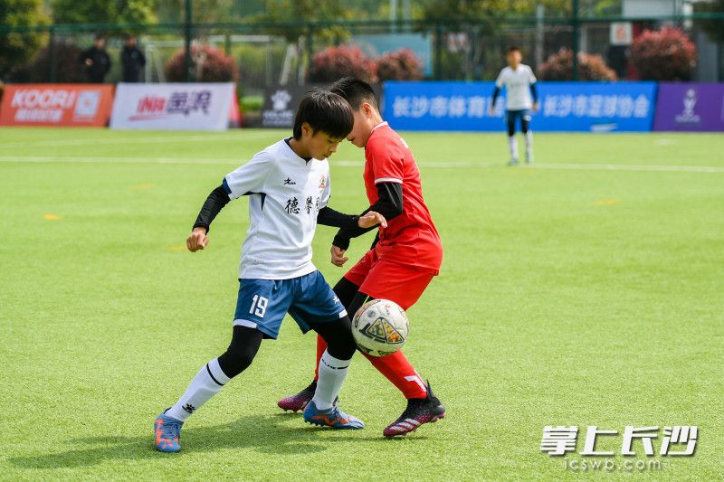 长沙德馨园小学队队员在突破。