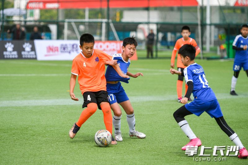 湖南奥星队（橙）与大立小学队在比赛中。