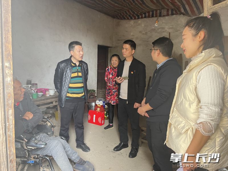 湖南湘江新区桔子洲街道天凤社区和宁乡夏铎铺镇兴旺村开展“社村结对”，天凤社区党员干部集中走访了村上重点困难家庭。  长沙晚报全媒体记者 张禹 通讯员 周世军 摄影报道