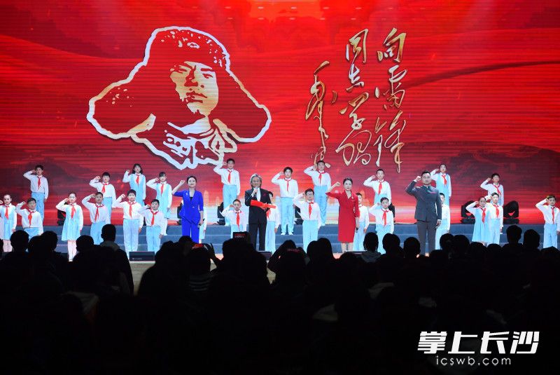 3月28日，第三次“中国文艺志愿者协会学雷锋基地”文艺惠民演出在长沙市雷锋学校举行。  均为长沙晚报全媒体记者邹麟摄