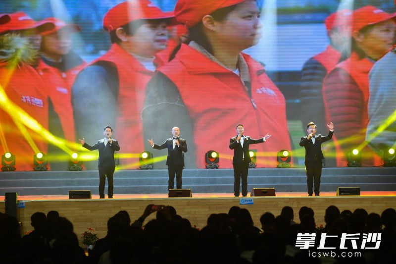 男生四重唱《一个英雄一座城》。