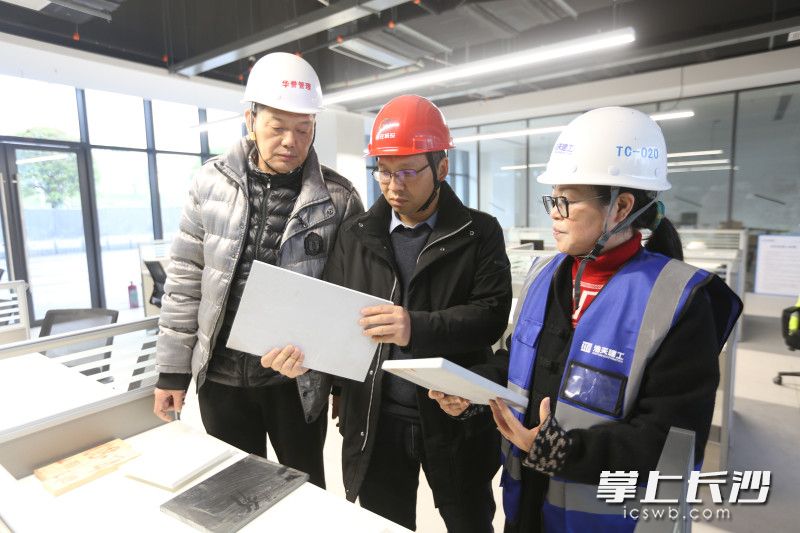 目前，水电、空调等安装项目即将完成，油漆涂装伴随瓷砖铺贴、木工吊顶及隔墙封闭流水线逐步完工。 全媒体记者 周游 通讯员 高兴 摄