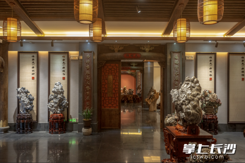 菊花石公馆内陈列了陈继武三十多年的心血，每一件作品的原石、设计都是独一无二的。