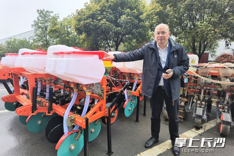 桑铼特董事长周志介绍公司最新款的大豆玉米联合播种机，话语亲切得就像夸赞自己的孩子。长沙晚报全媒体记者 张禹 摄