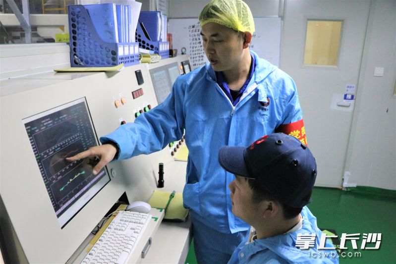 中材锂膜公司基膜技术副总监、技术负责人杨天乐正在指导同事分析调式制膜机器。长沙晚报全媒体记者 张禹 通讯员 赵璞 摄