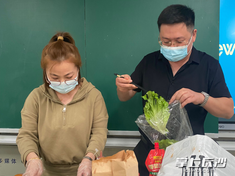 父亲母亲同时登台当美食“老师”。