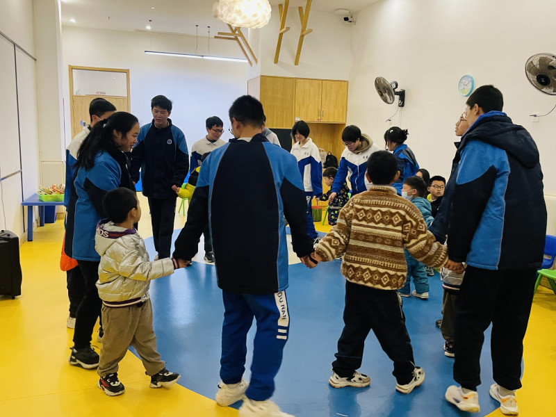 周南学子在陪“星星的孩子”做游戏。长沙晚报全媒体记者 石祯专 通讯员 李雨晴 摄影报道