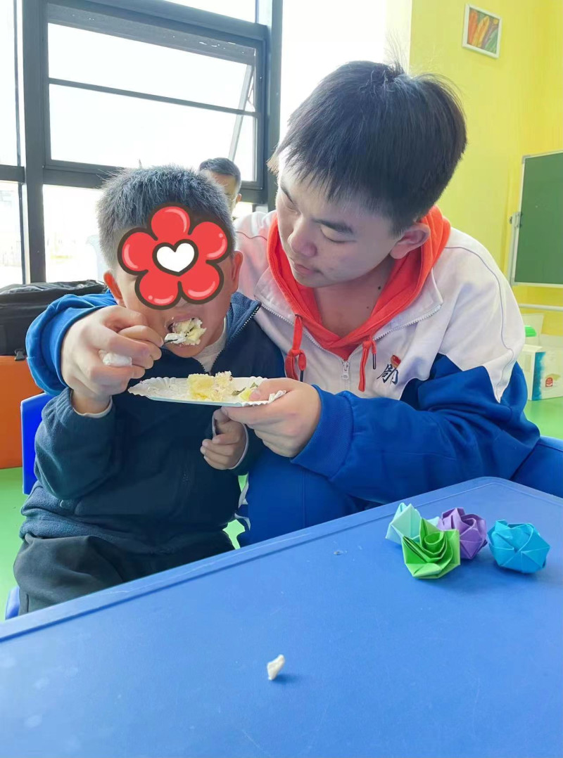 朱民宇同学从高一至高三，多次参加“关爱星星的孩子”公益活动。长沙晚报全媒体记者 石祯专 通讯员 李雨晴 摄影报道
