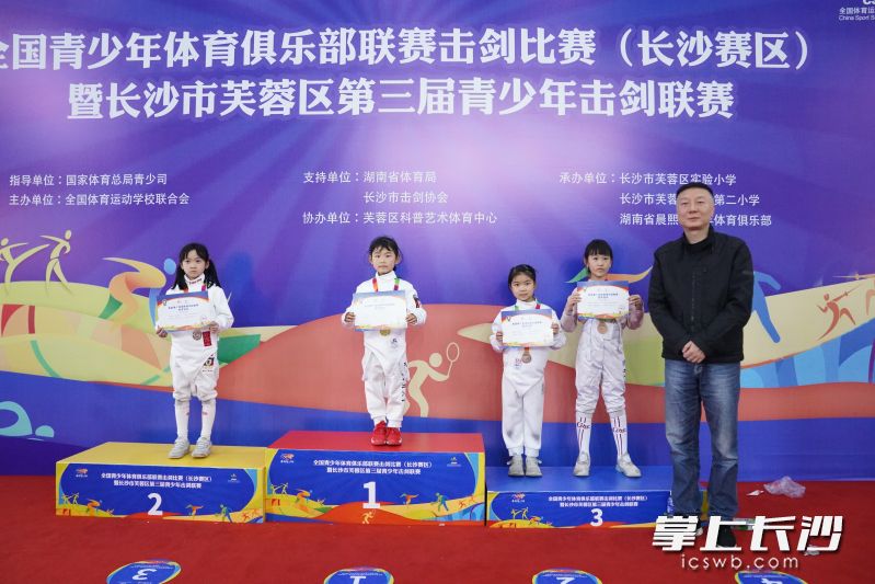 登上领奖台的小选手们。