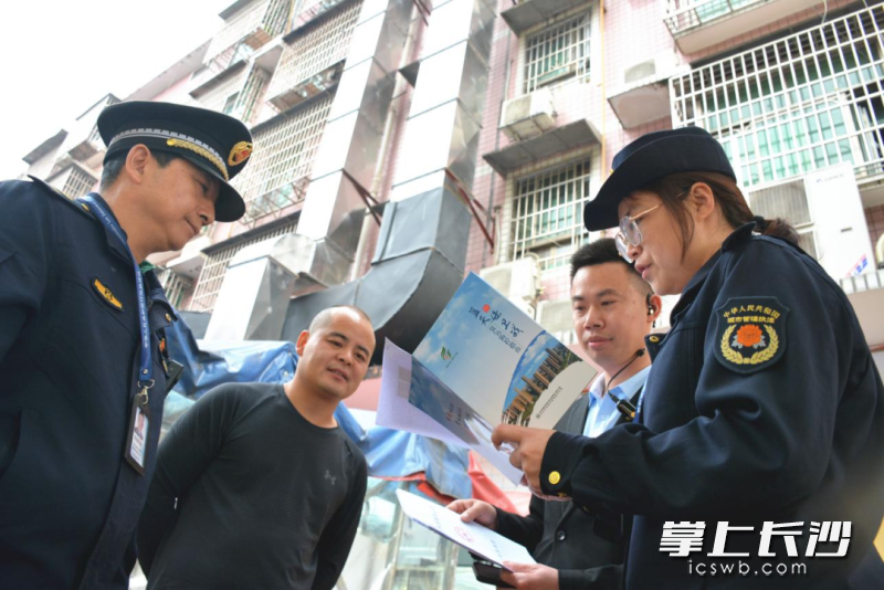 雨花区城管、环保、蓝天办等部门联合街镇社区持续开展餐饮油烟整治行动，多措并举将油烟污染治理设施安装、运行等记录台账纳入日常监管内容。 长沙晚报通讯员 高兴 摄