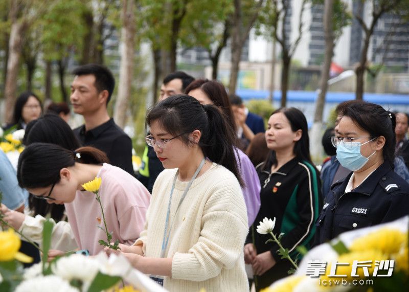100多名党员参与此次主题党日活动，继承先烈遗志，发扬雷锋精神。