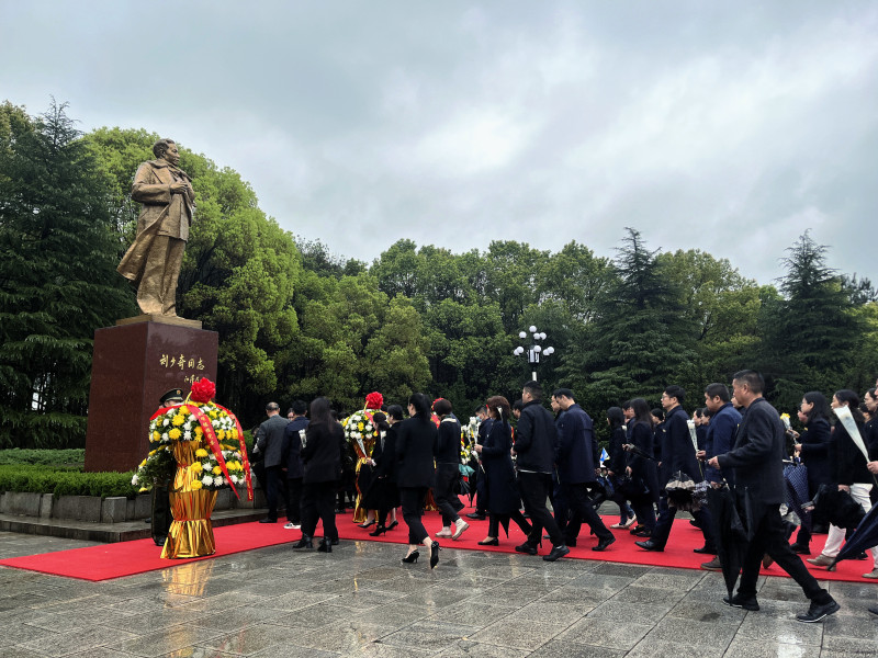刘少奇故里管理局举行“缅怀革命先辈 学习优良作风”清明缅怀活动。均为长沙晚报全媒体记者 张禹 通讯员 李歆 摄影报道