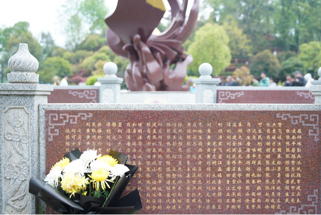 纪念碑上每一个名字的背后，都有一个悲伤却温暖人心的故事。