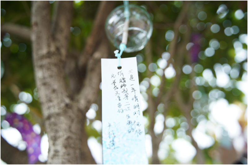 风中摇曳的风铃，寄托着大家对捐赠者们的思念和感恩。