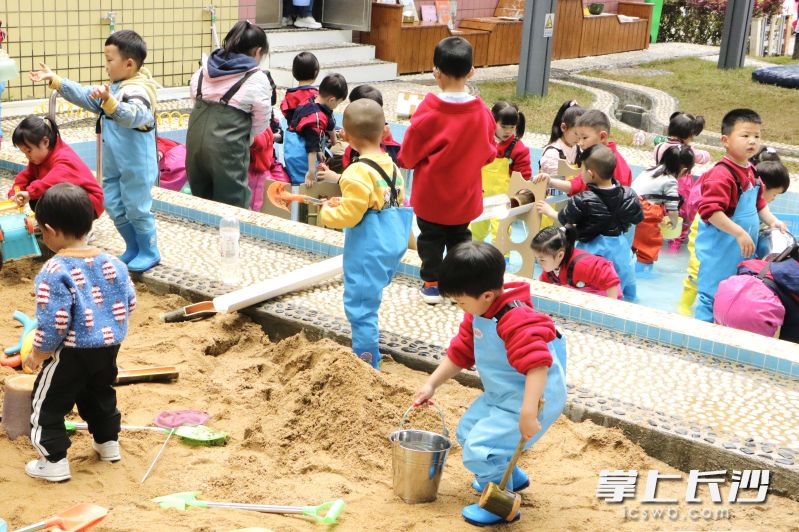 桥驿镇童心幼儿园,孩子们在快乐玩水、玩沙子。均为长沙晚报通讯员 陈姣 摄 桥驿镇童心幼儿园,孩子们在快乐玩水、玩沙子。均为长沙晚报通讯员 陈姣 摄