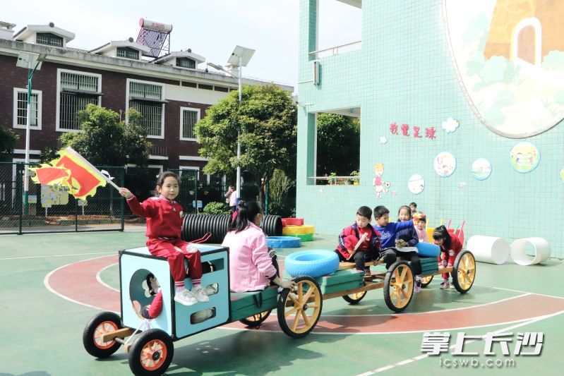 孩子们在玩游戏。 孩子们在玩游戏。