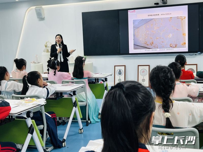 江再红给学生讲解湘绣相关知识。均为长沙晚报通讯员 侯润滋 倪紫琳 摄