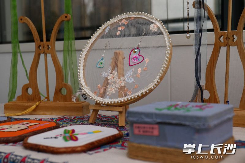 博才卓越小学学生的湘绣作品展示。