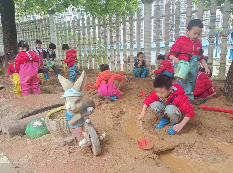 岳麓三幼的孩子们在“河道”里开心地玩沙子、玩水。 岳麓三幼的孩子们在“河道”里开心地玩沙子、玩水。