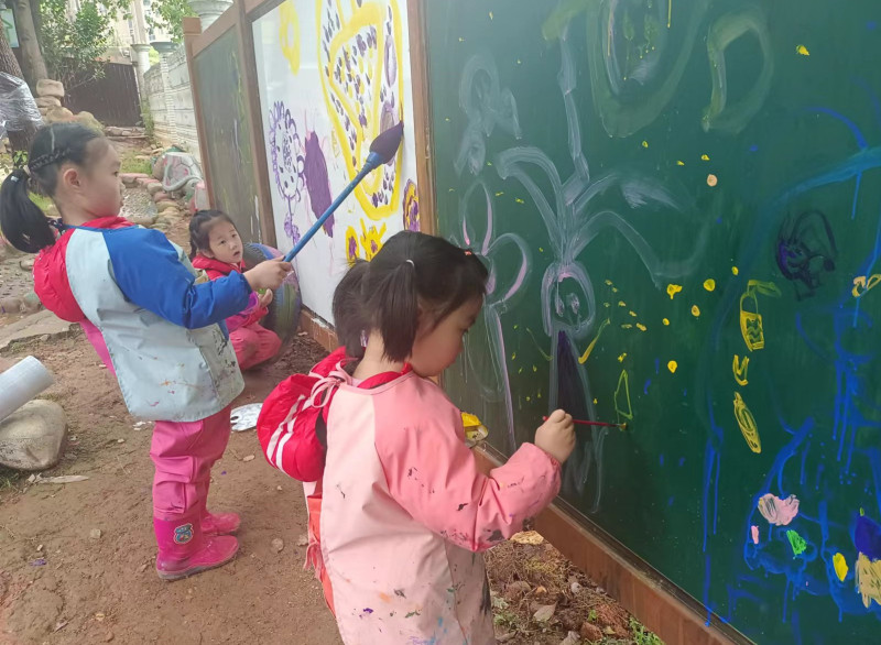 几个孩子正在涂鸦区画画。 几个孩子正在涂鸦区画画。