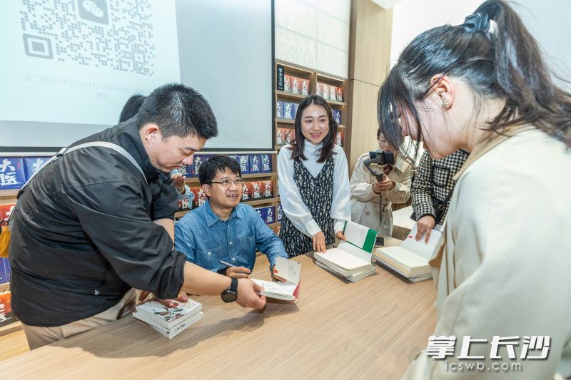 马伯庸进行新书签售。长沙晚报全媒体记者 董阳 摄