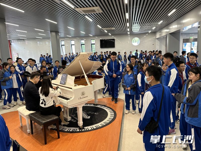 4月10日，经过半年的改扩建，湖南师大附中师生小桃园食堂正式投入使用。均为长沙晚报全媒体记者 舒文 摄