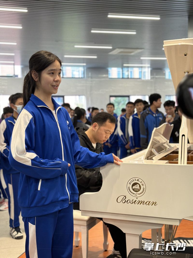 一名学生现场演唱。