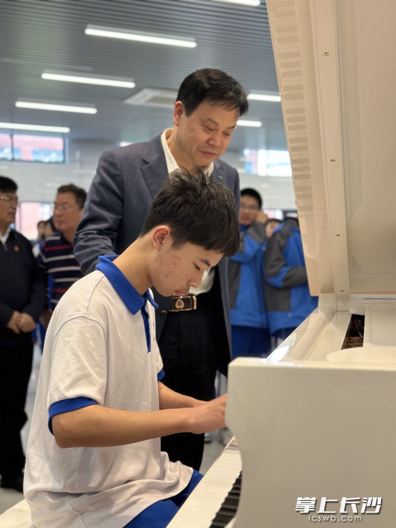 高2217同学蒋一可在弹钢琴。