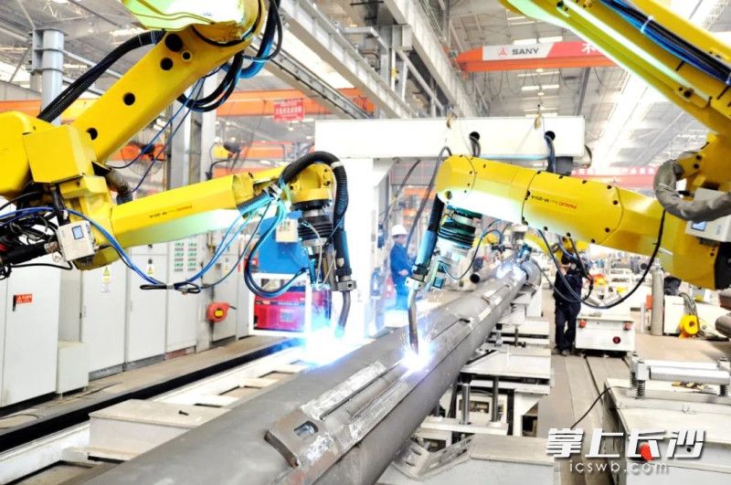 “黄埔焊接定向班”的学生在机器人操作、编程、维护等岗位实习与就业。