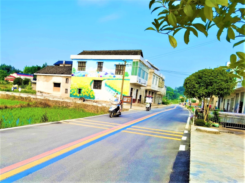 宁乡加大农村公路建设投入，灰汤镇永兴村建成的“彩虹路”让村民出行更便捷。长沙晚报全媒体记者 张禹 摄