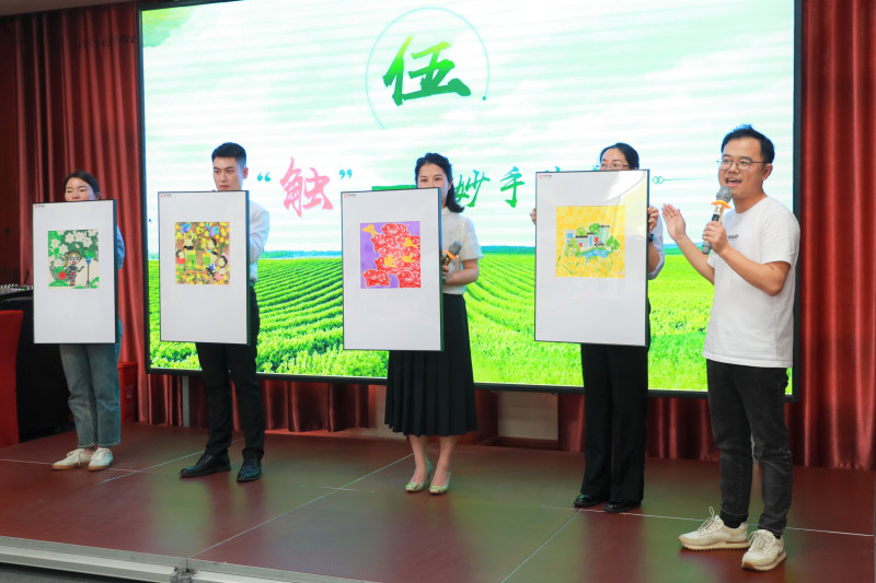 宁乡市政协委员欣赏乡村振兴题材的剪纸作品。均为长沙晚报全媒体记者 张禹 通讯员 喻梦霖 摄影报道