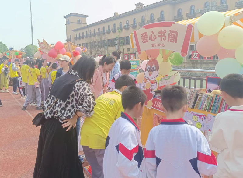 同学们在书摊前选购自己喜欢的书籍。长沙晚报全媒体记者 陈良 摄