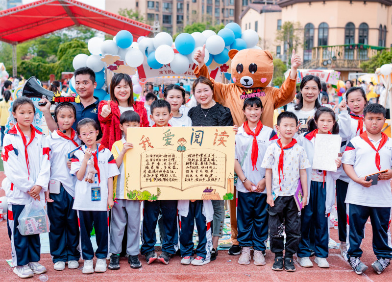 这次活动，全校1400多名师生和家长代表积极参与。长沙晚报通讯员 张贝 供图