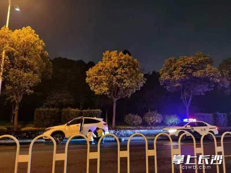 市民拍下了王延峰帮助换胎的一幕。受访者供图