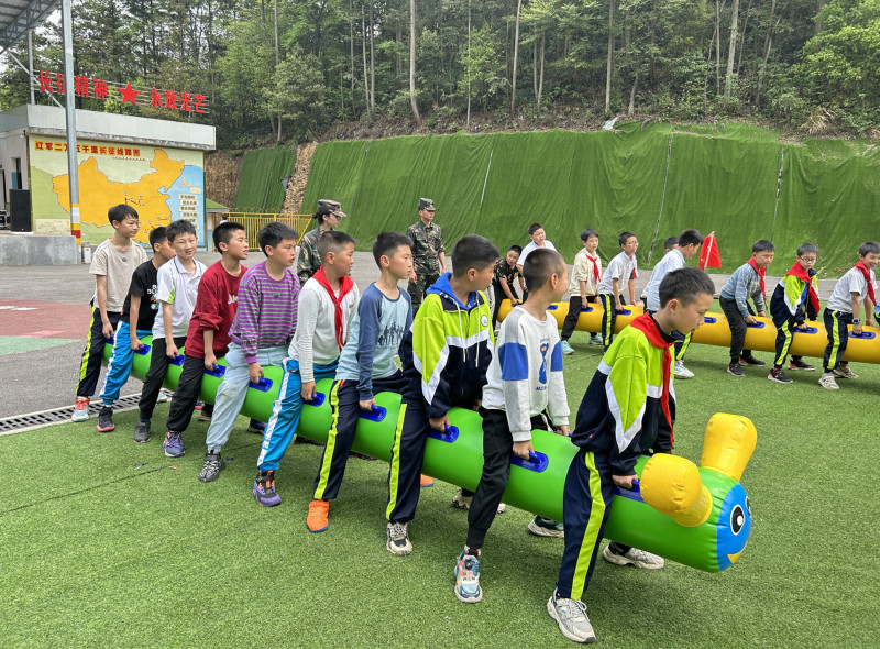 齐心协力冲向终点。
