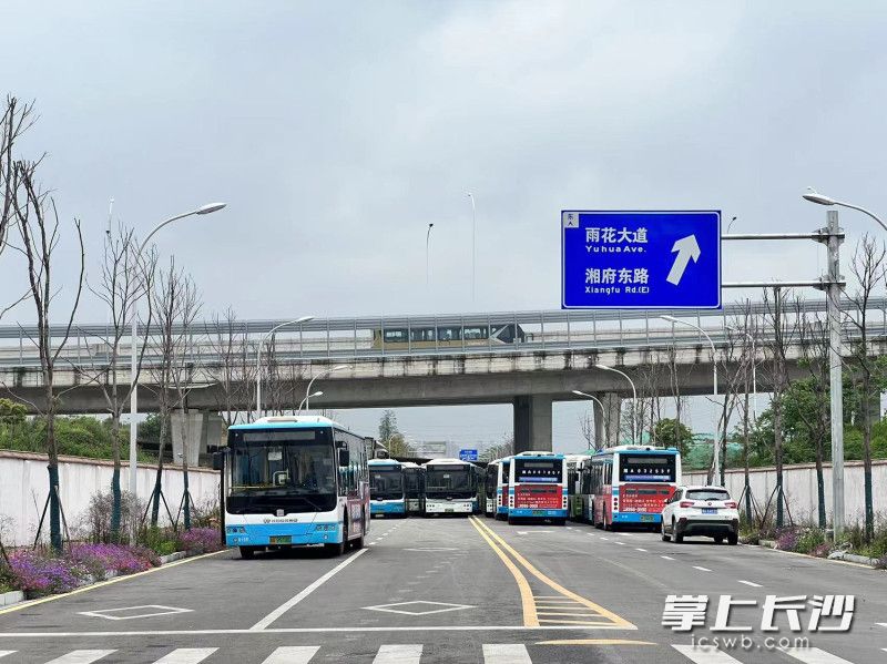 迁移后的公交车始发站在姑婆塘路一处未交付闲置道路，已投入使用。 长沙晚报全媒体记者 周游 通讯员 刘桃红 摄