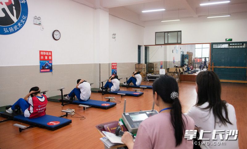 2023年长沙市体育中考中，考生正在进行仰卧起坐项目考试。  长沙晚报全媒体记者 邹麟 摄