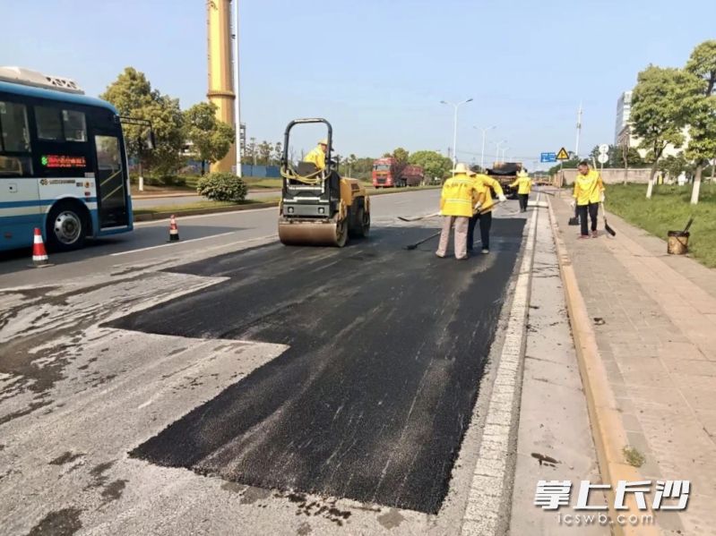 长沙正开展主城区市政道路路况品质提升专项行动，修复各类道路“病害”。均为通讯员 谭显锋 供图