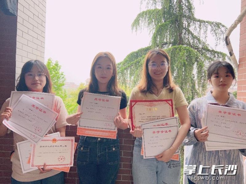 弘毅轩4栋B312宿舍的4名学生均考研上岸。均为通讯员供图