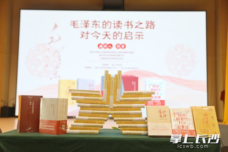 一系列主题出版精品亮相讲座现场。