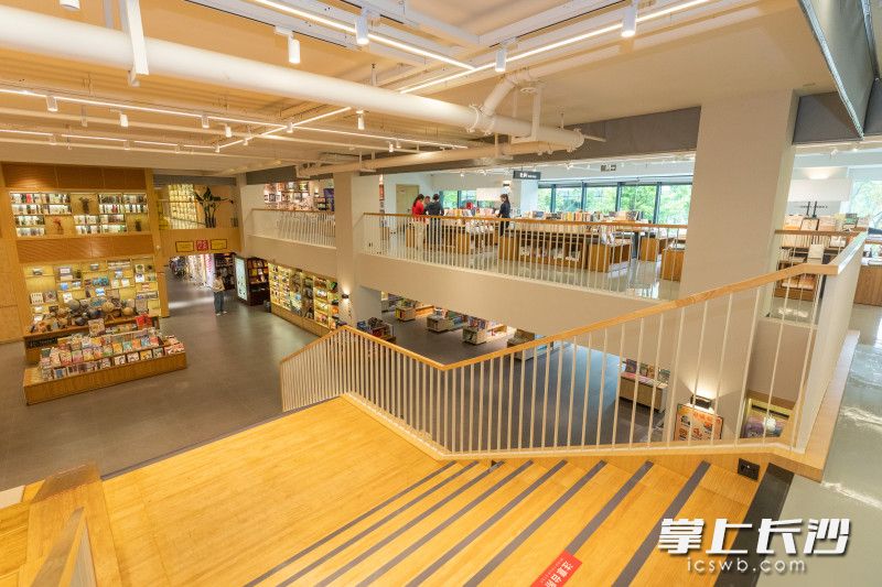 浏阳市新华书店中心书城是浏阳首家复合经营模式的大型现代化图书实体门店。长沙晚报全媒体记者 董阳 摄