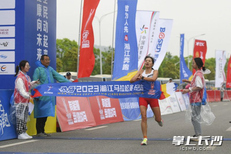 黄菲以1小时20分10秒的成绩摘得女子组桂冠。长沙晚报全媒体记者 郭雨滴 摄
